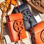 TORY BURCH MILLER METAL PHONE CROSSBODY อีกหนึ่งกระเป๋าใส่มือถือรุ่นฮิตที่เชื่อว่าหลาย ๆ คนต้องเคยเห็นผ่าน ๆ ตามาอย่างแน่นอน กับแบรนด์ Tory Burch ดีไซน์กระเป๋าทรงฝาพับแม่เหล็กใช้งานง่าย มาพร้อมดีเทล Logo สีเดียวกับเฉดสีของกระเป๋า แต่ยังมีความน่ารักด้วยทรง