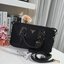 รุ่นยอดฮิต !!! ปังปุริเย่ 🎉🎉 กระเป๋าทรง HANDBAG จากงานพรีเมี่ยมกิ้ฟ จากเคาเตอร์ต่างประเทศ มาแล้วค่า กระเป๋าถือทรงหรู จากแบรนด์ PRADA เป็น กระเป๋าผ้าไนล่อน ตกแต่งรอบใบได้ **สวยมาก ด้านในมีช่องซิปและช่องใส่ของ เป็นสัดส่วน อะไหล่ทองหรู ขนาดกำ