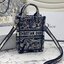 ORI 】Mini Dior Book Tote Phone Bag พร้อมส่งที่ไทย ภาพสินค้าถ่ายจากงานขายจริง ใช้งานต่างประเทศได้ กระเป๋าใบมินิจะใส่โทรศัพท์ได้เช่นเดียวกับของใช้จำเป็นเล็กๆ น้อยๆ ในแต่ละวัน มาพร้อมสายสะพายไหล่แบบปักที่ปรับได้และถอดออกได้ อุปกรณ์เสริมอันทันสมัยนี้สามารถสวม