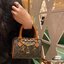 CELINE MINI BOSTON BAG IN TRIOMPHE CANVAS กระเป๋าทรงหมอนขนาดกะทัดรัด เป็นทรงฉิตตบอดกาลไม่มีเอ้าท์ ถือหรือสะพายได้อย่างคล่องตัว ภายในสามารถบรรจุสิ่งของที่จำเป็น สิ่งที่โดดเด่นของกระเป๋าหนังลาย Triomphe ที่ได้รับความนิยมอย่างแพร่หลาย มีอะไหล่ทองประดับเพิ่มม