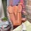 Loewe Leather Elephant Phone Holder แบรนด์หรูจากประเทศสเปนอย่าง โลเอเว่ (LOEWE) หลายๆคนคงนึกถึงกระเป๋ารูปทรงช้างขนาดเล็ก ที่เป็นเหมือนหนึ่งในซิกเนเจอร์ของแบรนด์ มีทั้งแบบสะพายข้าง แบบถือ รวมไปถึงในแบบเครื่องหนังชิ้นเล็กอย่างกระเป๋าใส่มือถือรุ่นนี้ ผลิตจาก