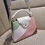 LV capucines top handle ที่สุดของความสวยในราคาเบาๆ กระเป๋าถือสุดหรู ดีไซน์ทรงคลาสสิค พร้อมลวดลายหรูหรา มาพร้อมหูจับในตัว ด้วยรูปทรงวินเทจและวัสดุหนังแท้ ขับผิว ทำให้ไอเท็มนี้สะกดทุกสายตาจริงๆ และยังมีลูกเล่นที่ฝาปิดกระเป๋า ที่สามารถปิด หรือสอดด้านใน ก็เห็