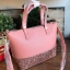 Kate Spade INA Greta Court Glitter Crossbody กระเป๋าถือหรือสะพายใบเล็ก วัสดุหนัง Saffiano สวยหรู ด้านหน้าประดับโลโก้สีทองสวย ก้นกระเป๋ามีดีเทลด้วยGlitter วิ้งๆดูหรู ภายในมีช่องซิปและช่องเล็ก สามารถใส่ ipad mini กระเป๋าสตางค์ใบยาวและของจุกจิกได้เยอะ มีหมุด