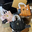 M.C.M Toni Visetos Mini กระเป๋าช็อปเปอร์ขนาดกะทัดรัดที่มาพร้อมความหลากหลาย ทำจากผ้าใบเคลือบผิวลาย Visetos อันเป็นเอกลักษณ์ของเราพร้อมประดับตกแต่งหนังแบบนุ่ม กระเป๋าช็อปเปอร์ Toni โดดเด่นด้วยรูปทรงเรขาคณิตและประโยชน์ใช้สอยที่หลากหลาย ซิปปิดด้านบนช่วย