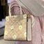 COACH 3599 MINI CALLY CROSSBODY IN SIGNATURE CANVAS WITH DAISY PRINT กระเป๋าครอสบอดี้โท้ทมินิไซส์ ดีไซน์ใหม่ลวดลายดอกเดซี่ยอดฮิต!! ใบจริงคือน่ารักม้ากกกก!! สวยอยู่ทรง น่ารักน่าใช้ วัสดุหนังแคนวาสเคลือบลาย ปากกระเป๋ามีกระดุมแม่เหล็ก มาพร้อมหูจับในตัวและสาย
