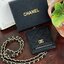 CHANEL Caviar Quilted Card Holder On Chain สายคล้องคอใส่บัตรรุ่นนี้การออกแบบเรียบง่ายแต่ดูแพงใส่การ์ดได้ทั้งด้านหน้า ด้านหลัง ตรงกลางมีช่องเพิ่มให้อีก1ช่อง ด้านหน้าประดับโลโก้ชาแนล ลายหนังคาเวียร์ ดูดีมีซิกเนเจอร์สุดๆ ใช้แล้วมีเอกลักษณ์ มาพร้อมกับสายโซ่ร้
