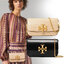 Tory Burch Eleanor Crocodile-Embossed Phone Crossbody Bag จุดเด่นของรุ่นนี้คือดีไซน์ออกมาในสไตล์คลาสสิกที่มาพร้อมกับฮาร์ดแวร์ที่ทำจากวัสดุทองเหลืองและสายสะพายโซ่เกลียวสีทอง ซึ่งการออกแบบได้รับแรงบันดาลใจมาจากเครื่องประดับ รูปทรงกะทัดรัดจึงสามารถสะพายใช้งา