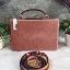ALDO HARORTLAND BAG กระเป๋าทรง Box วัสดุผ้ากำมะหยี่แจ่งลาบฉลุสีทองสวยมากกกกกสุดๆ เปิดปิดด้วยกระดุมแม่เหล็ก เป็นลักษณะกล่อง เก๋ๆค่ะ ด้านในเป็นช่องโล่ง ใส่มือถือ กปต. เครื่องสำอางค์ จุได้เยอะค่ะ มาพร้อมสายยาว ปรับได้ 5 ระดับ และ พวงกุญแจพู่ ถอดได้ค่ะ แนะนำค