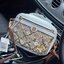 TORY BURCH T MONOGRAM JACQUARD CAMERA BAG การออกแบบที่เรียบง่าย แต่ยังคงความหรูหราเอาไว้ โดดเด่นด้วยลวดลาย T Monogram ซึ่งสามารถบ่งบอกความเป็นตัวตนของแบรนด์ได้อย่างชัดเจน มาพร้อมกับสายสะพายแบบสายสปอร์ต ภายในกว้างขวาง ตอบสนองการใช้งานได้ดี มีหูหิ้วด้านบนสา