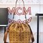 หนังแท้ M.C.M Essential Visetos Original Drawstring Small Cognac / M.C.M Aren Drawstring Bag in Visetos Original กระเป๋าสะพายทรง bucket ขนาดน่าใช้ ภายในเป็นช่องโล่งกว้าง จุของได้เยอะ งานหนังแท้ทั้งใบ ใต้กระเป๋ามีหมุดรองฐานอย่างดี ช่วยถนอมกระเป๋า สายสะพายส