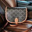พรีเมี่ยมกิ๊ฟแท้ 100% 】CELINE CROSSBODY BAG VIP GIFT WITH PURCHASE (GWP) พรีเมี่ยมกิ๊ฟ Limited Edition จาก CELINE HAUTE PARFUME DUTYFREE COUNTER วัสดุ COATED CANVAS ดีไซน์ยอดนิยมสไตล์สาว LISA หนังสวยหรู