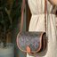 CELINE MEDIUM FOLCO BAG IN TRIOMPHE CANVAS หากใครที่กำลังมองหากระเป๋าสะพายข้าง ขนาดกะทัดรัด และเรียบหรู ต้องใบนี้เลยค่ะ เป็นกระเป๋าเปิดปิดแบบแบบฝาผับที่มีรูปทรงโค้งและที่ล็อกรูปทรงคล้ายเข็มขัด อีกทั้งยังสะท้อนความสวยสไตล์สาวปารีสได้อีกด้วย ด้านในของรุ่นนี