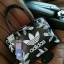 ADIDAS HANDLE BAG กระเป๋าถือเเละสะพายทรงโดม วัสดุนิ่มหนังสวยอยู่ทรงด้านหน้ามีโล้โก้แบรนด์ เปิดปิดด้วยซิปสะดวกใช้ หัวซิปแบรนด์ ขนาดใหญ่กำลังดี จุได้เยอะ น้ำหนักเบา ภายในมีโลโก้มีช่องซิปใส่ของ หูจับถนัดมือ พร้อมสายสะพายถอดได้เลื่อนปรับได้ Crossbody ได้ ไอเท