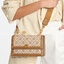สีใหม่ Hazelnut Medium Size TORY BURCH T Monogram jacquard shoulder bag คอลเลคชั่น T Monogram สำหรับคอลเลคชั่นฤดูใบไม้ผลิ 2021 เราสร้างสรรค์ลายโมโนแกรมที่ได้รับแรงบันดาลใจมาจากลวดลายการถักทอผ้าห่มของชาว Pennsylvania Dutch แบบดั้งเดิม เป็นการเฉลิมฉลองโลโก้