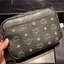 M.C.M KLASSIK CROSSBODY BAG อีกหนึ่งสีอมตะตลอดกาล !! เมนอินแบล็ค!! สาวกเอ็มซีเอ็มต้องมีน้า!! หนุ่มๆเค้าสะพายกัน!! กระเป๋าสะพายข้างทรงครอสบอดี้ ที่ดาราใช้กันเพียบ!! รุ่นนี้หนุ่มๆสะพายหรือสาวๆก็สะพายได้น้า ขนาดกำลังดี วัสดุหนังแคนวาสคุณภาพดี มีช่องหลั