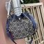 Tory burch t monogram jacquard drawstring hobo อีกหนึ่งคอลเลคชั่นจาก T monogrameที่ออกแบบมาในรูปทรงกระเป๋า hobo เป็นกระเป๋าที่มีพื้นที่เยอะในการจัดเก็บสิ่งของได้อย่างดีเยี่ยม ลวดลายสีสันของกระเป๋าทอลายแบบแจ๊คการ์ดอย่างประณีต สะท้อนให้เห็นถึงกลิ่นอายงานฝีม