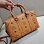 M.C.M SMALL E/W SOFT BERLIN CROSSBODY IN VISETOS ไอเท็มใหม่ในดีไซน์ทรงกระเป๋าเดินทางแบบคลาสสิค ย่อส่วนมาให้ใช้งานได้แบบสบายๆ พกพาสะดวก แมทช์ได้ทุกสไตล์ ใช้ได้แบบ unisex ใช้งานง่ายด้วยหูจับในตัว และซิปหลัก อะไหล่สีดำดูมีมิติตัดกับสีน้ำตาลคอนยัคได้เป็นอย่าง