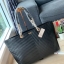 Victoria’s Secret Quileted Tote Bag กระเป๋าถือหรือสะพายลายหนังแกะสังเคราะห์อยู่ทรงสวย ดีไซน์ลายริ้วเป็นตัววี ด้านหน้าประดับด้วยโลโก้อะไหล่ทอง เปิดปิดด้วยซิปเดียว ภายในมีช่องโล่งและช่องเล็กไว้แบ่งเก็บของ ใส่หนังสือ เอกสาร A4 Notebook ipad กระเป๋าสตางค์ ของ