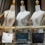 Guess Woman Factory Crossbody Bag กระเป๋าสะพายรุ่นใหม่ดีไซน์สวยหรูคลาสสิคจาก GUESS FACTORY วัสดุหนังเเกะสังเคราะห์เนื้อหนานิ่มลายตาราง เปิดปิดด้วยซิปสะดวกใช้ ด้านหน้ามีโลโก้ ภายในมีโลโก้ช่องใส่ของ และช่องซิป ใส่กระเป๋าสตางค์ใบยาว ของใช้ได้จุ มาพร้อมสายสะพ