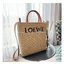 Loewe Leather-trimmed Raffia Tote / Loewe Tote Bag กระเป๋าโท้ท รูปทรงสวยงามสานเต็มใบ และยังโดดเด่นด้วยโลโก้ สีโทนอุ่น ทำให้ไอเท็มนี้ ภายในกระเป๋าใหญ่โล่งกว้าง ใบนี้เหมาะกับสายแฟชั่นมากๆ