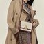 BURBERRY FRAGRANCES CROSSBODY BAG VIP GIFT WITH PURCHASE (GWP) พรีเมี่ยมกิ๊ฟ Limited Edition จากน้ำหอม BURBERRY วัสดุ Canvas & Leather ทรงเหลี่ยมสวยหรูอยู่ทรงมีโลโก้แบรนด์ด้านหน้า เปิดปิดด้วยฝาปิดมีสัญลักษณ์รูปตัวB ภายในมีช่องแบ่งเป็นสัดส่วนสามารถใส่มือถื