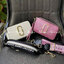 Marc Jacobs Snapshot Bag กระเป๋าแบรนด์ดังจากสัญชาติอเมริกัน นับได้ว่ารุ่นนี้เป็นรุ่นทรงฮิตเลยทีเดียว โดยด้านหน้ากระเป๋าจะเป็นโลโก้แบบโลหะที่เป็นสัญลักษณ์ของแบรนด์นี้ มาพร้อมสายสะพายที่จะสะพายยังไงก็ดูโดดเด่น เพราะขนาดใหญ่ที่สกรีนตัวอักษรโลโก้ ในรูปแบบต่าง