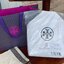 Tory burch perry fil coupe small triple-compartment tote กระเป๋าทรง Tote ยอดนิยม เหมาะอย่างยิ่งสำหรับการเป็นกระเป๋าคู่ใจ ใช้ในชีวิตประจำวัน ฐานกระเป๋ามีความแข็งแรงทนทานต่อการใช้งาน ภายในกระเป๋ากว้างขวาง ตอบสนองการใช้งานสูงสุด ตัวกระเป๋าตัดเย็บจากหนังแท้แล