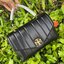 OUTLET 】Tory Burch Kira Top Handle Satchel มี2ขนาด Small/Medium กระเป๋าทรงใหม่ล่าสุดจากรุ่นคิร่า (Kira) มาในเทคนิคตัดเย็บควิลท์แนวขนาน ใช้วัสดุหนังเงานุ่ม สะท้อนแรงบันดาลใจแบบนิวยอร์กจากเบาะหนังในรถคลาสสิค Hardwareสีทองสวยหรู และจุดเด่นอีกรุ่นคิร่าคือความ