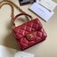 หนังแท้ VIP GIFT CHANEL MINI BLACK BAG รุ่นยอดนิยมไอเท็มฮิตวัสดุหนังแท้เรียบสวยคลาสสิคเปิดปิดด้วยฝาปิดกระดุมด้านหน้ามีโลโก้แบรนด์อะไหล่ทองสวยหรูดูดีมากกกก มาพร้อมสายโซ่ทองร้อยหนังจะสะพายไหล่ หรือ Crossbody ก็ดูดี ภายในโล่งกว้าง ตัวจริงสวยน่าใช้ Chanel min