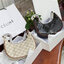 CELINE Vintage Classic Ava bag 1 ใน คอลเลคชั่น “Triomphe Canvas” มาพร้อมสายสะพายไหล่ที่ปรับความยาวได้ และเนื่องจากช่วงล่างของกระเป๋ามีขนาดใหญ่กว่าช่วงบน จึงทำให้ไม่เสียทรงเมื่อเราใส่สิ่งของอย่างกระเป๋าสตางค์หรือโทรศัพท์มือถือ หากดูภาพรวมแล้ว รุ่นนี้ออกแนว