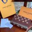 Louis Vuitton Women’s Scarves Accessories อีกหนึ่งแบรนด์ดังจากปารีส ด้วยงานพรีเมี่ยมกิ้ฟ ส่งมอบความรู้สึกดีๆให้กับคนที่คุณรัก ในรูปแบบผ้าพันคอและผ้าคุมไหล่ผืนใหญ่ให้ความอบอุ่น ถักทอด้วยผ้าcashmere ผ้าเนื้อดี สัมผัสนุ่มมือ ทอลายในตัว สีและลายคมชัด เหมาะสำห