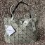 Bao Bao Issey Miyake ROCK MATTE ซีรีส์นี้จะเป็นทรงสี่เหลี่ยมผืนผ้า มีซิปปิดด้านบน ถือเป็นรุ่นที่เหมาะกับการใช้งานในชีวิตประจำวัน สามารถพับมุมและบริเวณด้านล่างของกระเป๋าเพื่อเพิ่มความสะดวกสบายในการใช้งาน ทั้งยังช่วยให้วางกระเป๋าในแนวตั้งได้อีกด้วย แผ่นต่อส