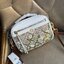 TORY BURCH T MONOGRAM JACQUARD CAMERA BAG การออกแบบที่เรียบง่าย แต่ยังคงความหรูหราเอาไว้ โดดเด่นด้วยลวดลาย T Monogram ซึ่งสามารถบ่งบอกความเป็นตัวตนของแบรนด์ได้อย่างชัดเจน มาพร้อมกับสายสะพายแบบสายสปอร์ต ภายในกว้างขวาง ตอบสนองการใช้งานได้ดี มีหูหิ้วด้านบนสา