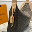LV Slouchy MM Hobo bag 40 cm กระเป๋าถือ/สะพายไหล่ทรงโฮโบรุ่นใหม่ โดดเด่นด้วยรูปทรงอันเป็นเอกลักษณ์ เหมาะสำหรับพกพาเดินทางและใช้งานทุกวัน ลาย Monogram แคนวาสสุดไอคอนิก เสริมความสง่างามด้วยอะไหล่สีทอง งานจริงสวยมาก แนะนำค่ะ