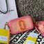 Marc Jacobs Fluoro Edge Snapshot crossbody bag กระเป๋าแบรนด์ดังจากสัญชาติอเมริกัน นับได้ว่ารุ่นนี้เป็นรุ่นทรงฮิตของ marc jacobs เลยทีเดียว กระเป๋า Snapshot อันเลื่องชื่อของ Marc Jacobs ซึ่งได้รับการอัพเดตอย่างกระฉับกระเฉงในเวอร์ชั่นเรืองแสงนี้ผ่านสีไล่ระด