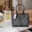 TORY BURCH FACTORY MONOGRAM JACQUARD TOTE BAG กระเป๋าถือหรือสะพายรุ่นล่าสุดดีไซน์ยอดนิยมจาก TORY BURCH FACTORY OUTLET วัสดุ Woven Jacquard & Leather ทอลาย Jacquard Singnature แบรนด์รอบใบสวยอยู่ทรงเป็นเอกลักษณ์ เปิดปิดแบบ Drawstring ขนาดใหญ่กำลังดี กว้างแล