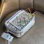 TORY BURCH T MONOGRAM JACQUARD CAMERA BAG การออกแบบที่เรียบง่าย แต่ยังคงความหรูหราเอาไว้ โดดเด่นด้วยลวดลาย T Monogram ซึ่งสามารถบ่งบอกความเป็นตัวตนของแบรนด์ได้อย่างชัดเจน มาพร้อมกับสายสะพายแบบสายสปอร์ต ภายในกว้างขวาง ตอบสนองการใช้งานได้ดี มีหูหิ้วด้านบนสา