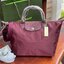 Longchamp LE PLIAGE NÉO TOP HANDLE BAG อีกหนึ่งรุ่นยอดนิยม ที่สาวๆ ต้องมีไว้เก็บไว้สักใบ กระเป๋าโท้ทใบนี้ มาพร้อมกับสีที่มีสไตล์เรียบง่าย มีสายสะพายยาวปรับสั้นยาวได้ช่วยให้คุณสามารถสะพายไหล่ได้อย่างสบาย ในตัวสายปักโลโก้อันเป็นสัญลักษณ์ ในขณะที่ที่ปิดแบบซิ