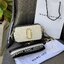 Marc Jacobs Snapshot Bag กระเป๋าแบรนด์ดังจากสัญชาติอเมริกัน นับได้ว่ารุ่นนี้เป็นรุ่นทรงฮิตเลยทีเดียว โดยด้านหน้ากระเป๋าจะเป็นโลโก้แบบโลหะที่เป็นสัญลักษณ์ของแบรนด์นี้ มาพร้อมสายสะพายที่จะสะพายยังไงก็ดูโดดเด่น เพราะขนาดใหญ่ที่สกรีนตัวอักษรโลโก้ ในรูปแบบต่าง