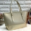 GUESS WOMEN LARGE TOTE BAG กระเป๋าถือ//สะพายไหล่ ทรง Tote ตัวกระเป๋าลายแบรนด์ทั้งใบ ผสมหนังซาฟเฟียโน่ตรงขอบล่างกระเป๋าค่ะ ด้านหน้าห้อยอะไหล่แบรนด์มาให้ เปิดปิดกระเป๋าแบบซิป ภายในโล่ง กว้าง ใส่ของได้จุค่ะ มีช่องซิปและช่องเล็กใส่ของจุกจิกนะค่ะ หูหิ้วสามารถป