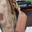 COACH Signature Canvas Rowan Satchel Crossbody จุดเด่นของกระเป๋าทรงsatchel bag คือรูปทรงของกระเป๋าดูแข็งแรง มั่นคง ไม่เสียทรงง่าย มาพร้อมหูหิ้วที่ด้านบนของกระเป๋า ลายแคนวาสที่เป็นซิกเนเจอร์แบบเอกลักษณ์ ช่องใช้งานทุ้งภายในและภายนอก นอกจากนี้ กระเป๋าประเภทน