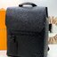 ORI หนังแท้ | LV Fastline Backpack กระเป๋าสะพายหลังรุ่น Fastline โดดเด่นด้วยดีไซน์มุมตัดและรูปทรงเรียบหรูอันเป็นเอกลักษณ์ของคอลเล็คชั่น LV Aerogram สีดำเต็มใบสวยหรูคลาสสิค ประดับเนมแท็ก