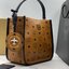 M.C.M KLASSIK LIMITED TOTE IN LEATHER BLOCK กระเป๋าโท้ท รุ่นลิมิเต็ดที่ทำเฉลิมฉลองวันครบรอบแบรนด์ ถือเป็นรุ่นที่หายากมาก ได้มารอบนี้รอบเดียวจ้า โท้ทสวยอยู่ทรง ขนาดกำลังดี พิเศษมากมาพร้อมสายหนังห้อย เข้าเซ็ท และสายสะพายสปอร์ต ถอดได้ ปรับได้ตามตัว รุ่นนี้หน