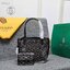 GOYARD ANJOU TOTE MINI ฮอตไอเท็ม กับกระเป๋าสะพายทรงโท้ท ไซส์มินิ กะทัดรัดมาก มาครบสีขายดี เลิศทุกสี รูปทรงคลาสสิค ดีไซน์เป็นเอกลักษณ์ ใช้งานได้หลากหลาย สามารถกลับด้านใช้ได้แบบไม่มีเบื่อ