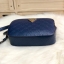 GUESS KAMRYN TOP ZIP CROSSBODY BAG กระเป๋าสะพายทรงน่ารัก จาก GUESS วัสดุหนัง pu ปั้มลายสวยอยู่ทรงขนาดกำลังดี น้ำหนักเบา ด้านหน้ามีโลโก้แบรนด์อะไหล่ทอง เปิดปิดด้วยซิปสะดวกใช้ ภายในมีโลโก้ และช่องเล็กใส่ของเป็นสัดส่วน สามารถใส่ไอแพดและกระเป๋าสตางค์ใบยาว และ