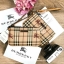 BURBERRY FRAGRANCES WRISTLET Gift With Purchase (GWP) Limited พรีเมี่ยมกิ๊ฟของแท้จากเคาน์เตอร์น้ำหอม BURBERRY วัสดุหนังเรียบลาย Signature คลาสสิคประดับโลโก้ มาพร้อมสายคล้องมือ เปิดปิดด้วยซิปภายในมีโลโก้ มีช่องใส่บัตร ใส่แบงก์พัน บัตร เครื่องสำอางค์ ใส่มือ