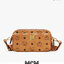 M.C.M E/W CAMERA BAG IN VISETOS (ทรงแนวนอน) กระเป๋าสะพายข้าง ทรงกล่อง ตัดขอบคมสวย ใช้งานง่าย ดีไซน์เรียบหรูและคลาสสิคตามสไตล์ วัสดุหนังแคนวาสคุณภาพดี เปิด-ปิดด้วยซิป แบ่งเป็น 2 ช่องหลัก ใส่ของสำคัญได้สบาย ใส่มือถือได้ทุกรุ่น มาพร้อมสายสะพายสปอร์ต ถอดออกได