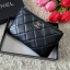 รุ่นที่ใครหลายคนรอคอย ❤️💚 CHANE VIP GIFT PURSE BAG กระเป๋าคล้องมือทรงมินิ จากงาน VIP GIFT แบรนด์ดังอย่าง CHANEL วัสดุหนัง PREMIUM PU สุดหรูเปิดปิดด้วยที่จับซิป LOGO อะไหล่เงิน ประดับโลโก้ ด้านในมีช่องใส่บัตรได้อีก3ช่อง มาพร้อมที่ใส่พวงกุญแจ
