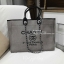 Chanel tote canvas bag จากงานพรีเมี่ยม VIP GIFT รุ่นดังเลยค้า Size ใหญ่อลัง บอกเลยว่า *งานดีที่สุด ตัวกระเป๋า กระเป๋าผ้าเป็นผ้า canvas เนื้อดีสมราคา สัมผัส นุ่มลื่นมือมากกกก อะไหล่เงินปั้มแบรนด์แท้ทั้งใบ ด้านหน้าปัก logo แบรนด์สุดหรู จุของได้เยอะมากก มีช่