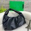 Bottega Veneta The Shoulder Pouch Bag กระเป๋าสะพายรุ่นยอดฮิต หนังเรียบสวยผิวสัมผัสนุ่มมาก ดีไซน์เฉพาะตัว ใบจริงสวยคมทุกสี